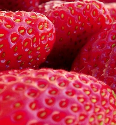 Conventional Strawberries Rank #1 With Most Pesticides - Naked Food Magazine